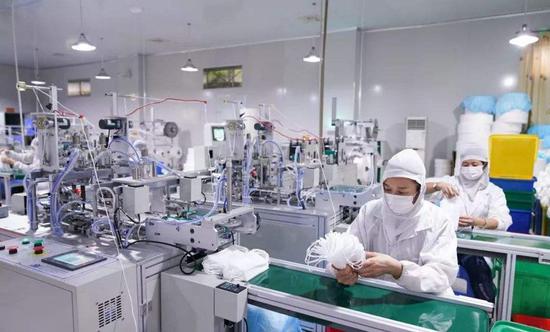 2月7日，漳浦县健德医疗器械有限公司生产车间，这是高效的自动化生产线一隅。新华网 肖和勇 摄